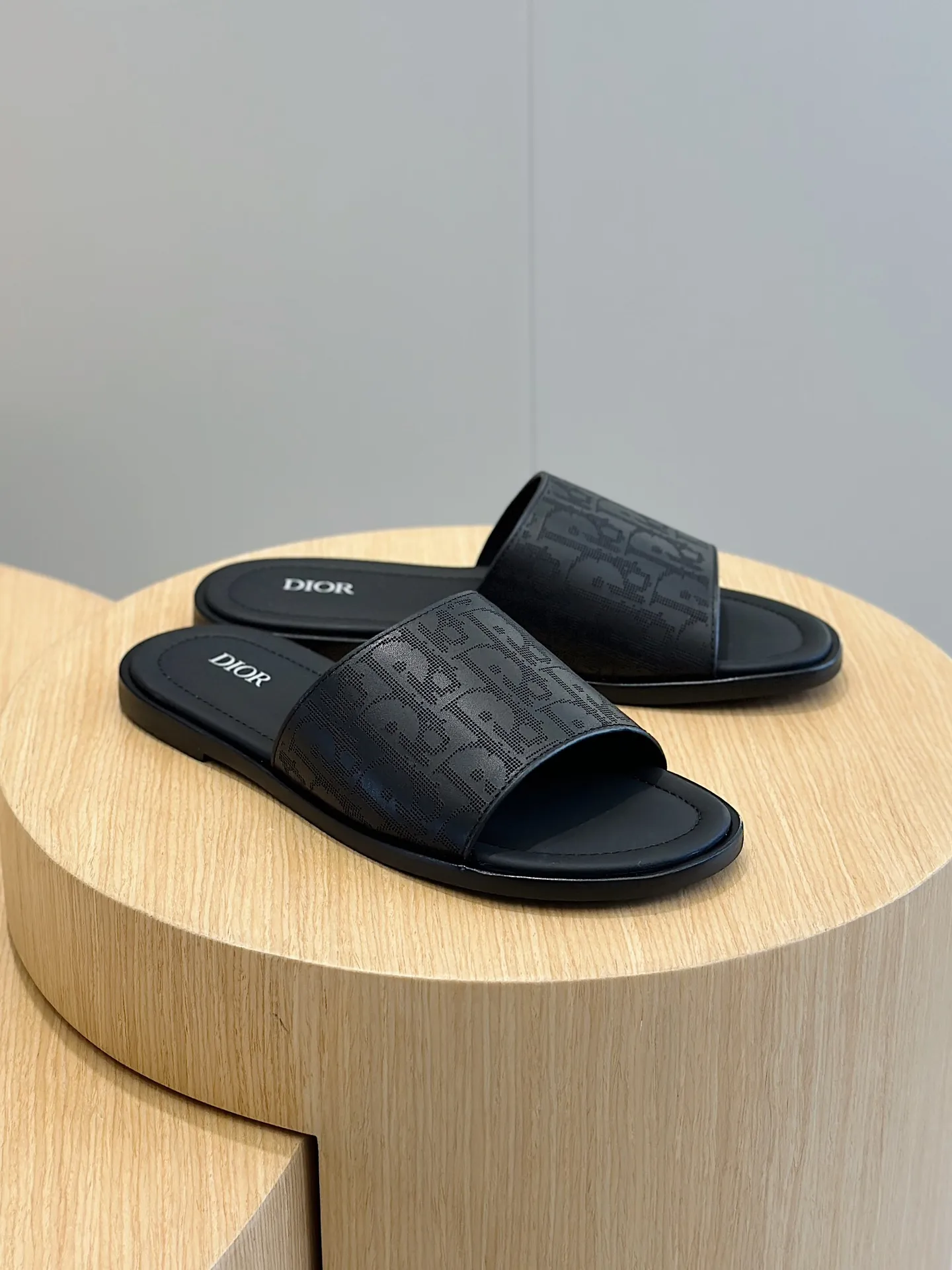 P320 Dior Alias ​​Men's Genuine Leather Slippers This Alias ​​sandal is new for summer, showing casual and elegant style. Carefully crafted from grained cow leather and Oblique printed fabric, with cowhide lining! Cross strap design. The imported cowhide leather and rubber sole adds sophistication and comfort, while Oblique print-effect anti-slip panels add style. Size: 39-44 (customized at 38.45)